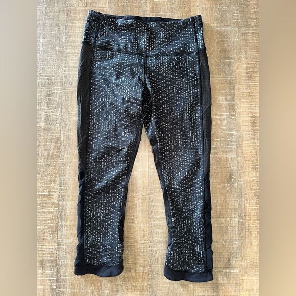 lululemon athletica Pants - lululemon (6) Var City Black & Grey Samba Snake Pattern Capris Leggings w Mesh